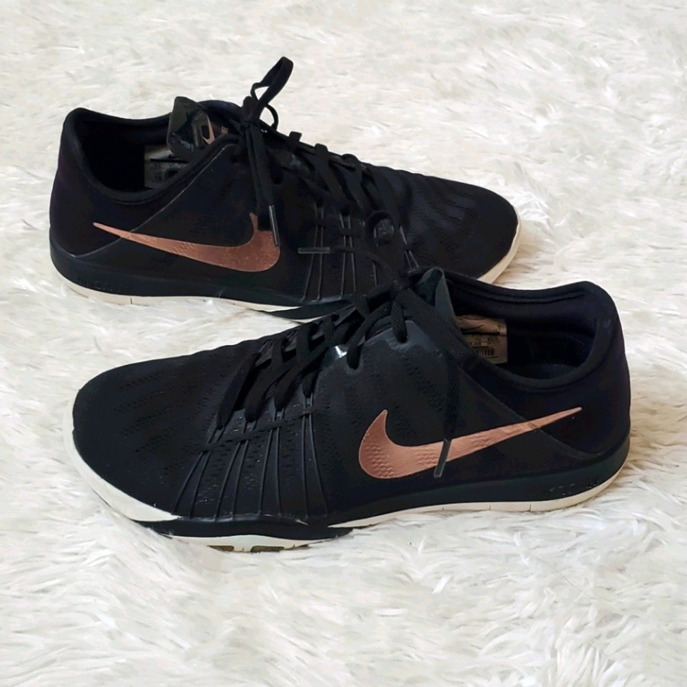 Nike Free TR6 black w/rose gold swoosh